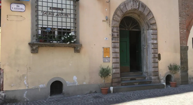 Guest House Santa Giustina Lucca Centro Storico, Забронировать Отель Отели Лукки с парковкой, рядом с Кафедральный собор Лукки, Парковка