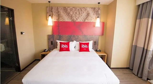 Двухместный номер Standard ibis Luoyang Baolong Square Hotel