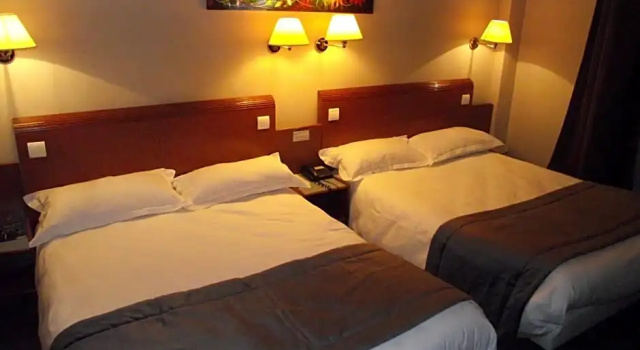 Четырёхместный номер Standard Logis Hotel des Bourbons Montluçon Climatisé