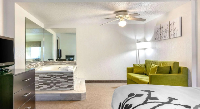Двухместный люкс Sleep Inn & Suites near Sports World Blvd