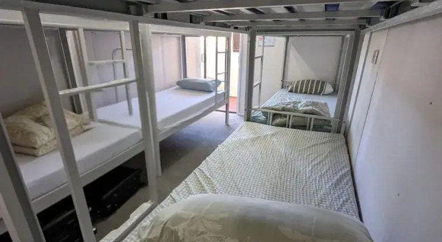 Кровать в общем номере с видом на окрестности Bluetongue Hideout