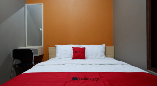 RedDoorz Syariah near Stasiun Tegal
