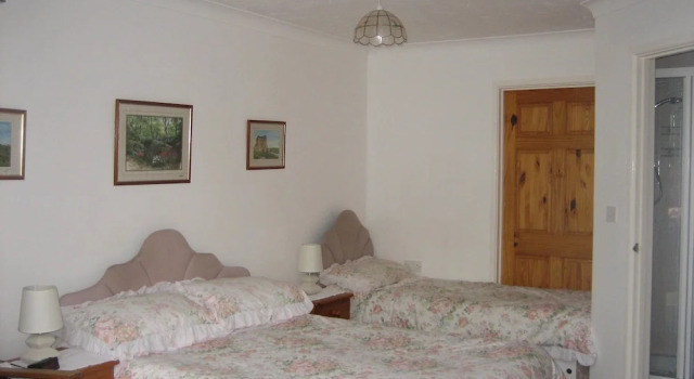 Four seasons Guest House, Забронировать Гостевой дом Барри-Порт Carmarthenshire