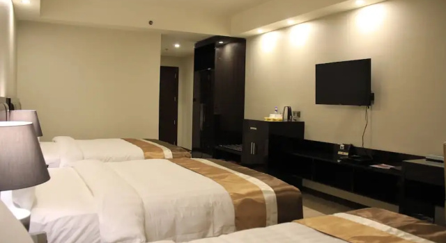 Трёхместный семейный номер Standard с видом на бассейн Savannah Resort Hotel