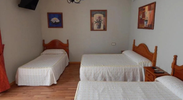 Hostal Cristina, Забронировать Отель Чипиона Коста-де-ла-Лус, рядом с Памятник Росио Хурадо