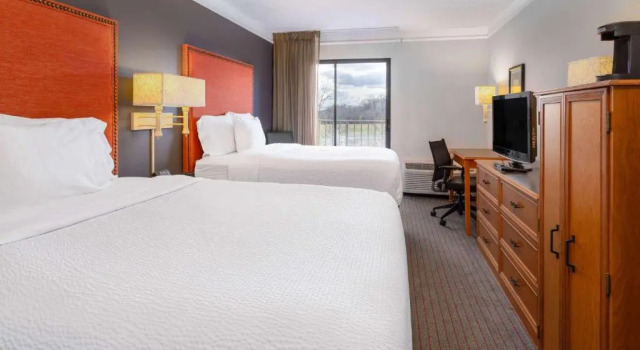 Четырёхместный номер Executive La Quinta by Wyndham Kingsport Tri Cities Airport