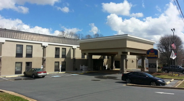 Кровать в общем номере Best Western Albemarle Inn