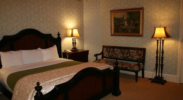 1886 Crescent Hotel and Spa, Забронировать Курортный отель Отели в центре Юрика-Спрингса с завтраком, отели в центре Юрика-Спрингса с завтраком
