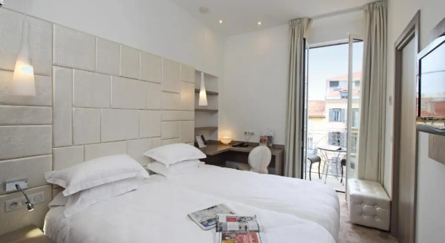 Двухместный номер Standard с балконом GOLDEN TULIP CANNES HOTEL de PARIS