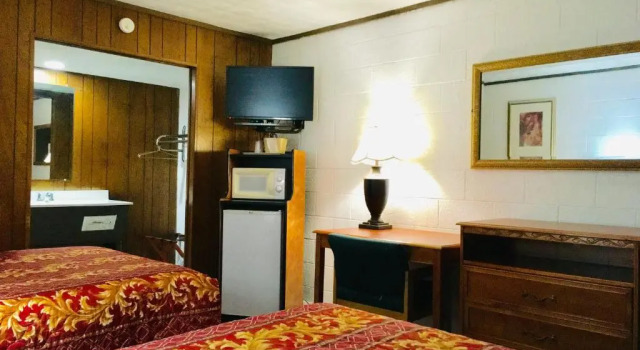 Четырёхместный номер Standard Granada Inn Motel