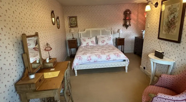 Коттедж с видом на сад Peacocks Tearoom and Fine B and B
