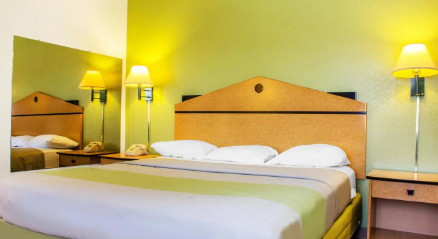 Motel 6 Tempe ASU, Забронировать Мотель Пруд в Темпе 