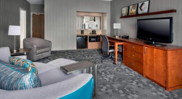 Полулюкс Courtyard Newark Liberty International Airport