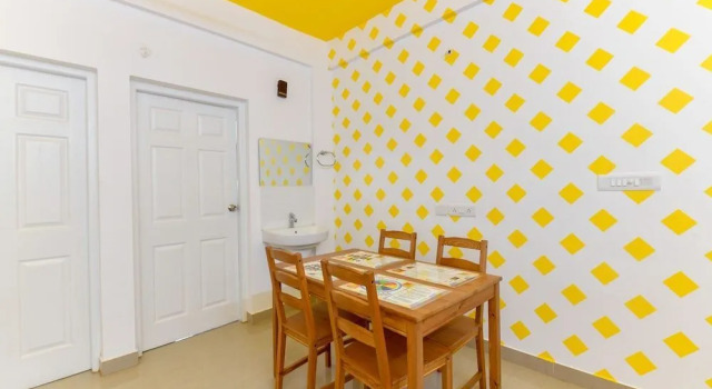 White House by OYO Rooms