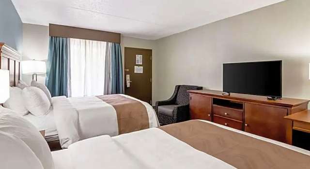 Четырёхместный номер Standard Farragut Inn & Suites