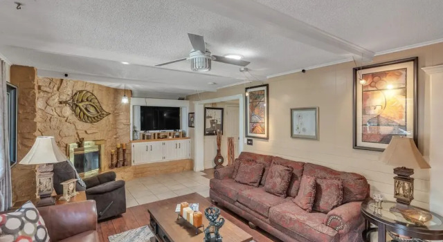 Cozy 4 Bedroom Home - Minutes to Downtown Tulsa by RedAwning