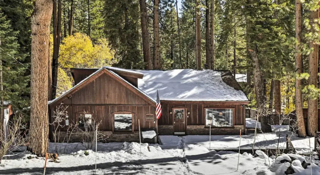 Tahoe Vista Cabin w/ Deck: 1 Mi to Kings Beach!, Забронировать Отель Отели Тахо-Виста 3 звезды, 3*
