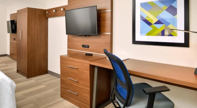 Люкс Holiday Inn Express Hotel & Suites North Kansas City by IHG