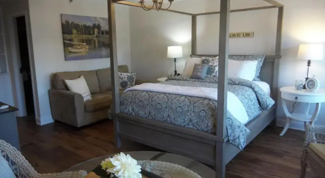 Harbor House Inn, Buchen Sie Hotel Sackets Harbor New York State