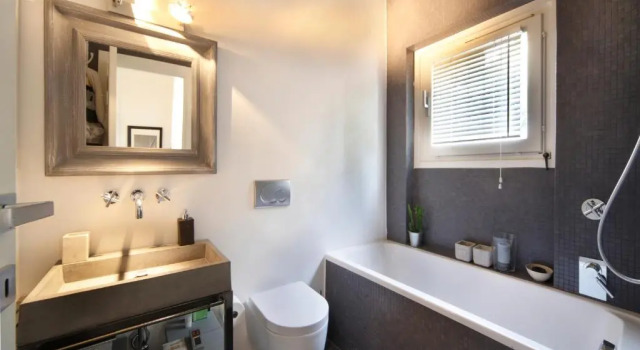 Апартаменты Deluxe Charming Lake View Apartment