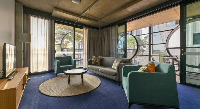 Люкс с 2 комнатами с балконом Nesuto Curtin Perth Hotel