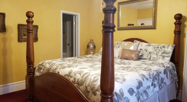 Номер Deluxe The Colonial Motel