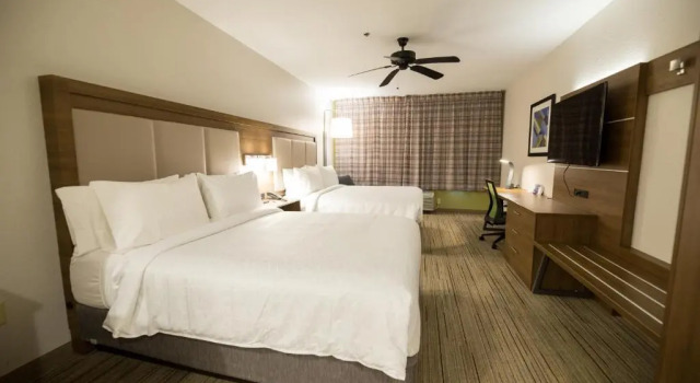 Четырёхместный номер Standard Holiday Inn Express Hotel & Suites Clinton by IHG