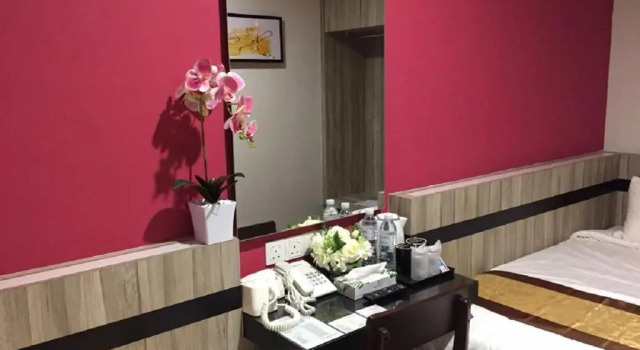Ekonomi çift kişilik oda Meriton Inn Hotel