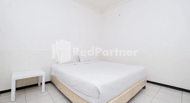 Standard room Dukuh Kupang Residence Mitra RedDoorz
