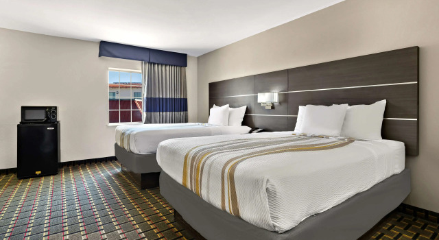 Четырёхместный номер Standard SureStay Plus Hotel by Best Western Tulsa East