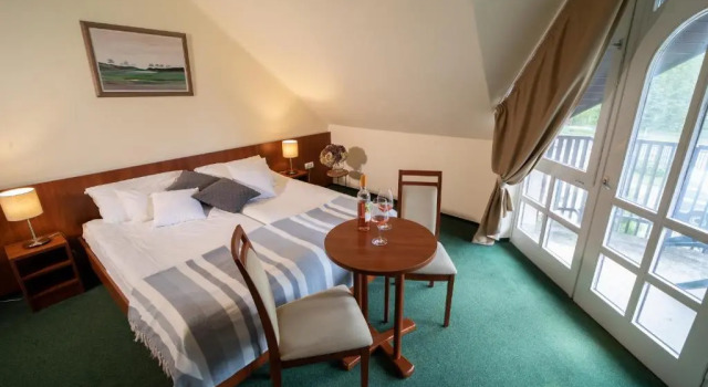Трёхместный номер Standard с балконом Zsanett Hotel