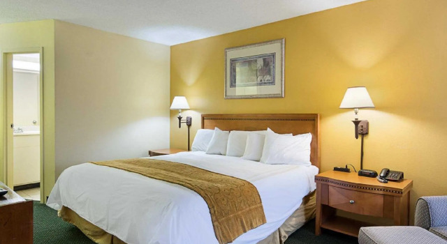 Номер Standard Days Inn & Suites by Wyndham Colonial