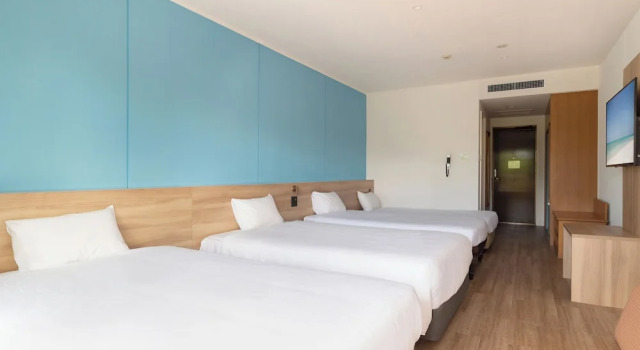 Четырёхместный номер Standard с балконом Watermark Hotel Okinawa Kume Island