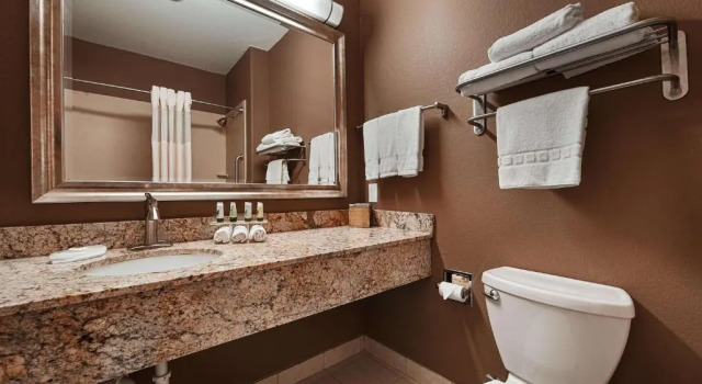 Четырёхместный номер Deluxe Best Western Plus Lytle Inn and Suites