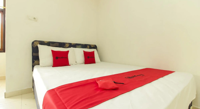 RedDoorz @ Malalayang Manado, Book Hotel Hotels in Sulawesi with Parking, Parking