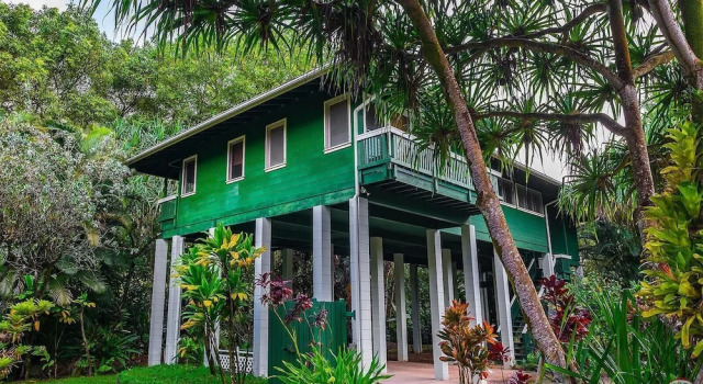 Коттедж с балконом и с видом на горы Kauai Tree House