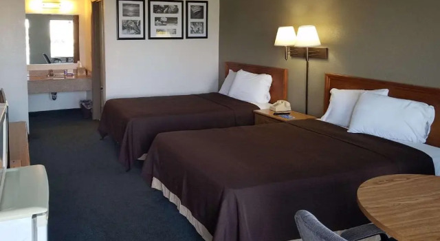 Четырёхместный номер Standard Rodeway Inn