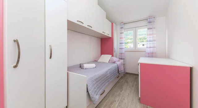 Beautiful Apartment in Kastel Stari With 4 Bedrooms, Wifi and Outdoor Swimming Pool, Buchen Sie Ferienwohnung Hotels in Gespanschaft Split-Dalmatien mit Pool, Schwimmbad