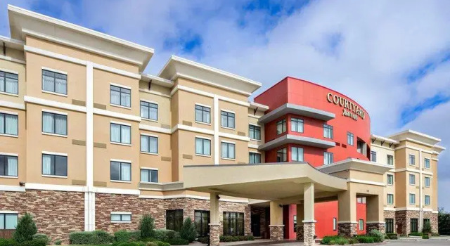 Кровать в общем номере Courtyard by Marriott Lubbock Downtown/University Area