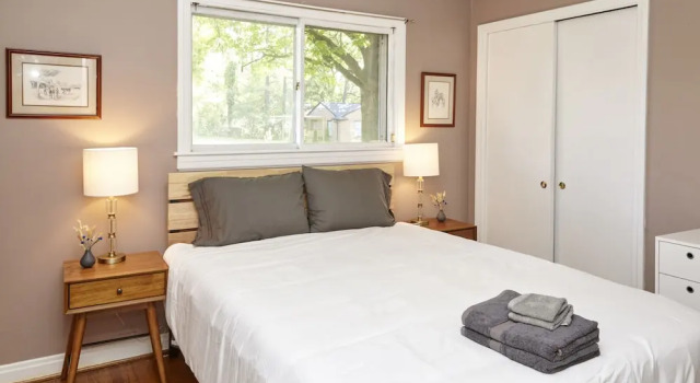 Коттедж Prime Location! 5BR in Quaint Neighborhood!