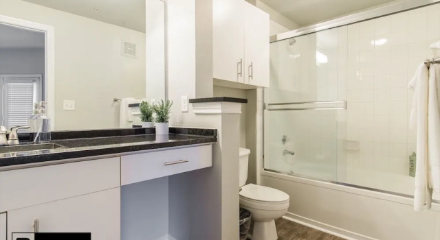 Апартаменты Deluxe Uptown CityPlace Apartments X RBA Living