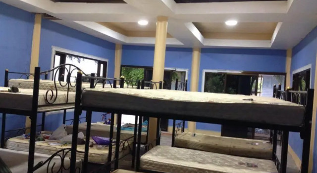 Кровать в общем номере Two Rocks Bungalows