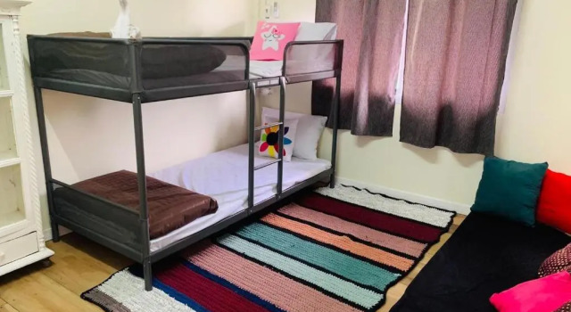 Кровать в общем номере Baan Mae Somkid Homestay