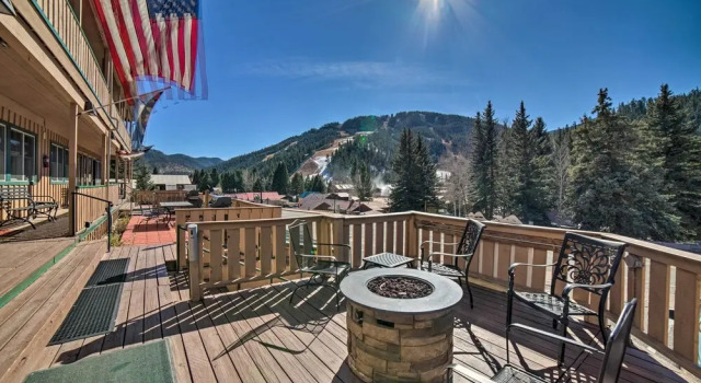 Апартаменты с 2 комнатами с балконом Walkable Location! Mtn-view Condo in Red River