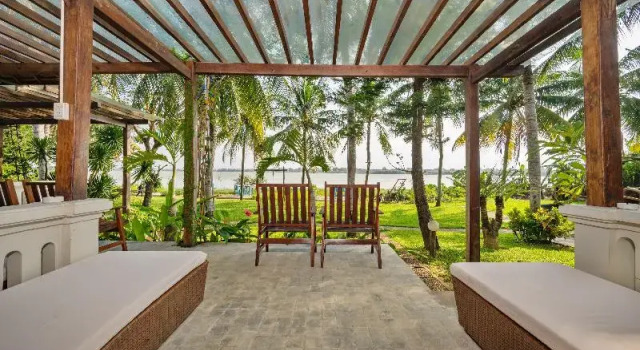 Двухместный номер Deluxe с балконом и с видом на реку Vinh Hung Riverside Resort & Spa