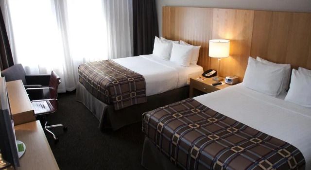 Четырёхместный номер Standard iHOTEL & Conference Centre Red Deer