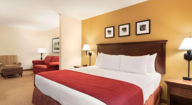 Номер Premium Country Inn & Suites by Radisson, Cedar Rapids Airport, IA