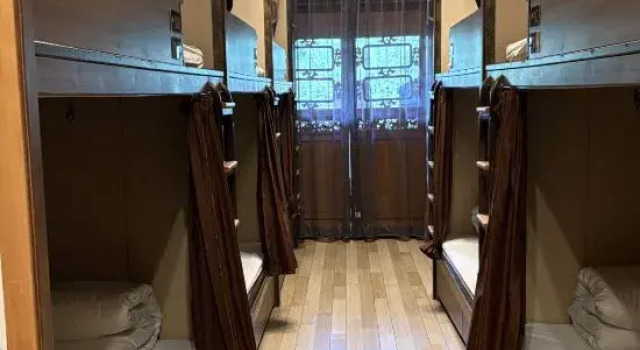 Кровать в общем номере (женский номер) с балконом The Hump Hostel
