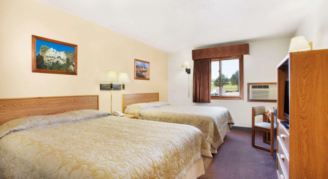 Super 8 by Wyndham Hot Springs, Забронировать Мини-отель Отели Хот-Спрингса с парковкой, рядом с Black Hills Putt 4 Fun, Парковка