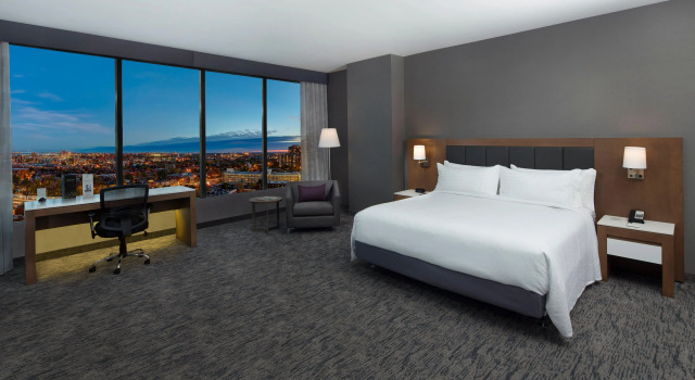 Holiday Inn Hotel & Suites - Montreal Centre-ville Ouest by IHG, Book Hotel Hotels in Montreal with a Pool, near Phillips Square, Swimming Pool